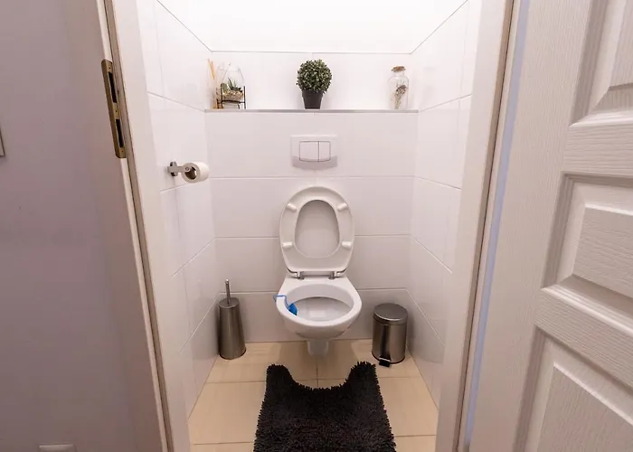 Austrian Designed Close To Centre דירה *
